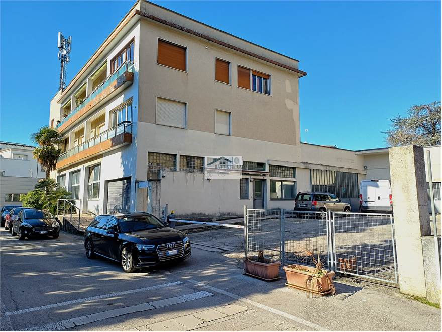 Facciata lato parcheggio